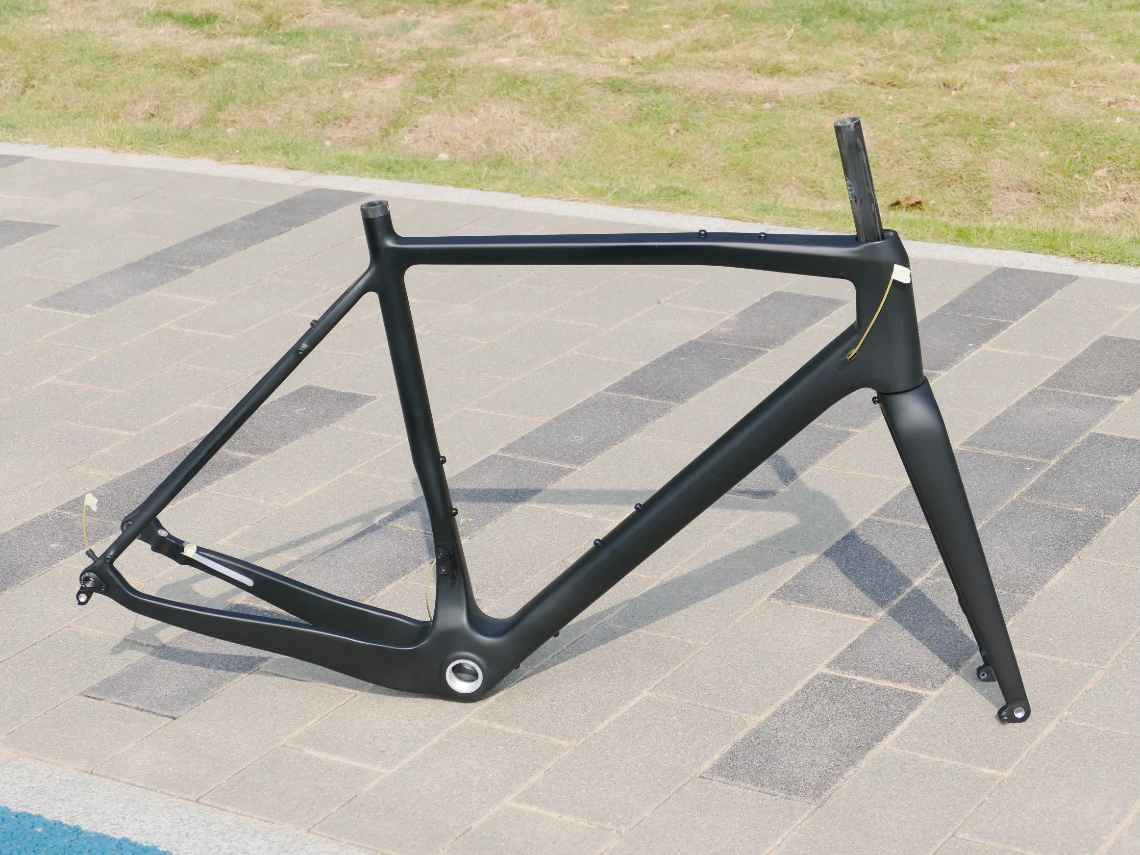 ** Nouveau cadre de gravier et fourche à montage plat pour vélo de gravier mat UD en Fiber de carbon