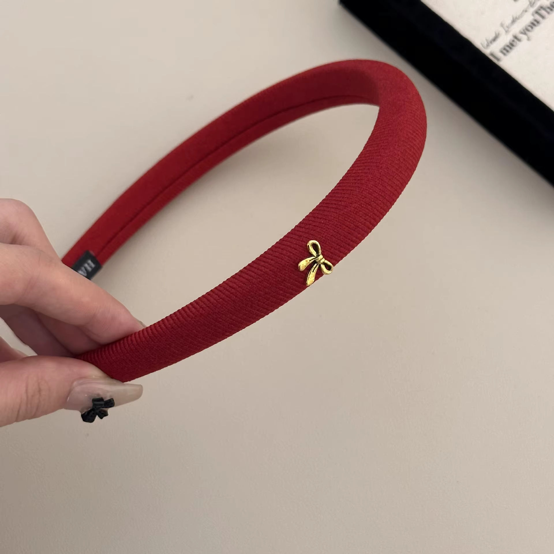 Un bandeau à nœud simple et rétro, un accessoire pour cheveux haut de gamme et polyvalent pour le ha