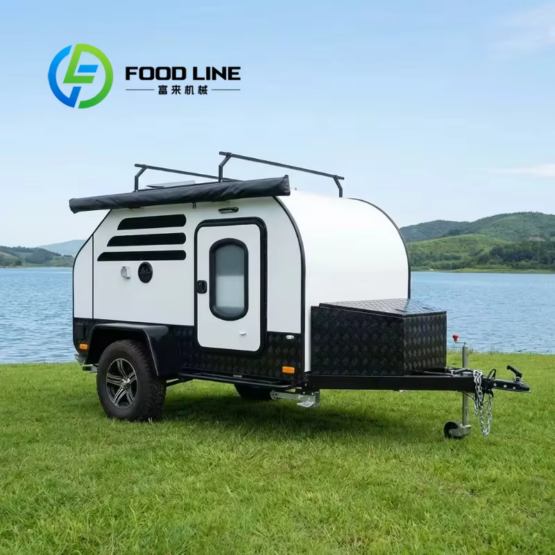 Remorque tout-terrain robuste pour le camping, avec roues larges à forte traction, idéale pour les a