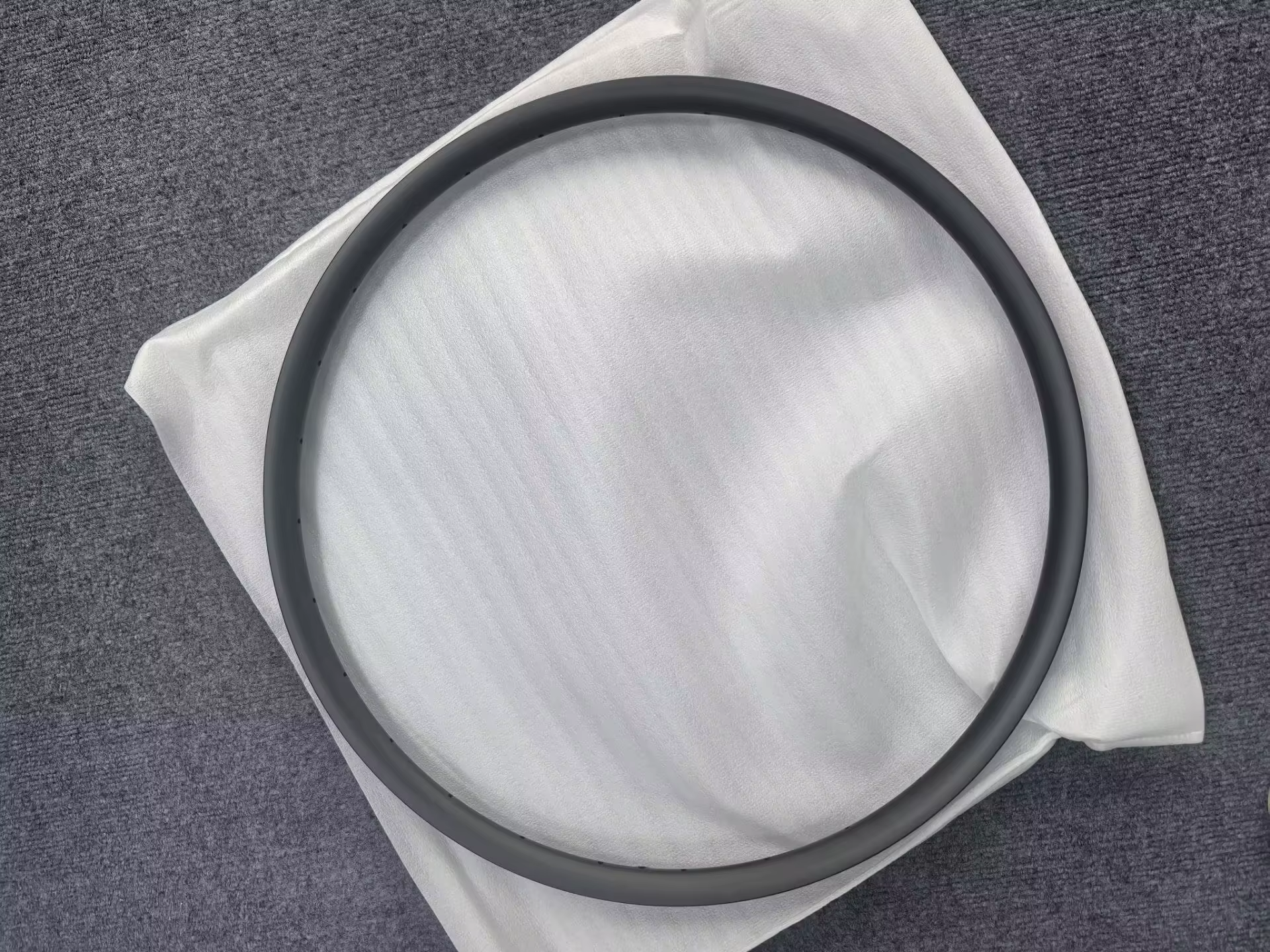 Jantes Carbonbeam neuves, seulement 270g, profondeur asymétrique 23mm, largeur 28mm, 30mm, 32mm, 29e