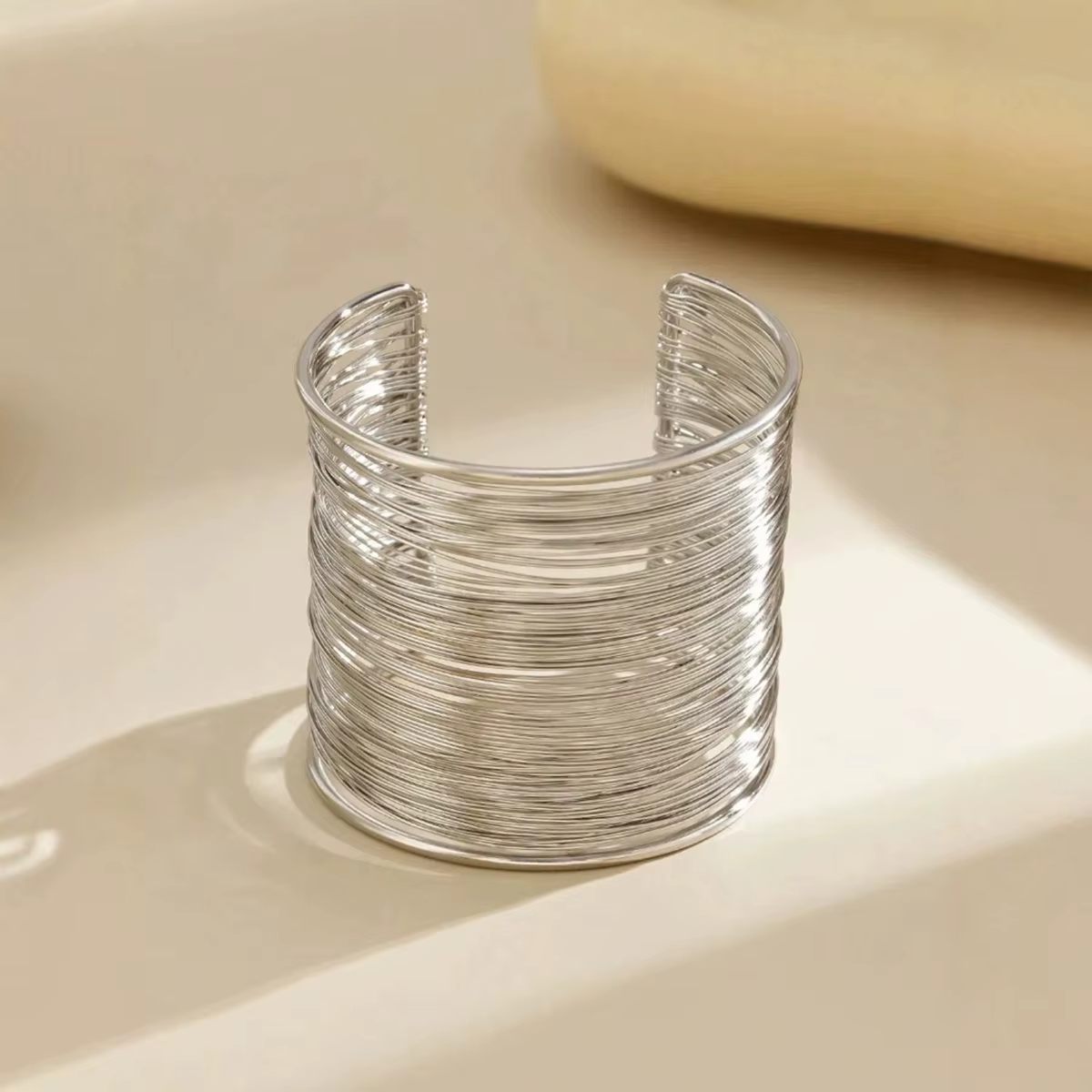 Cadeau de la Saint-Valentin : un bracelet d'ouverture en forme de C en fil d'acier évidé multicouche
