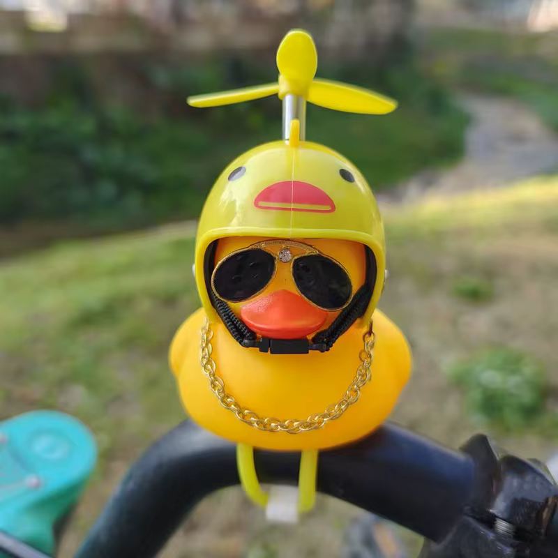 Ornement de vélo cornes de vélo presser canard en caoutchouc avec sangles hélice de casque à motif a