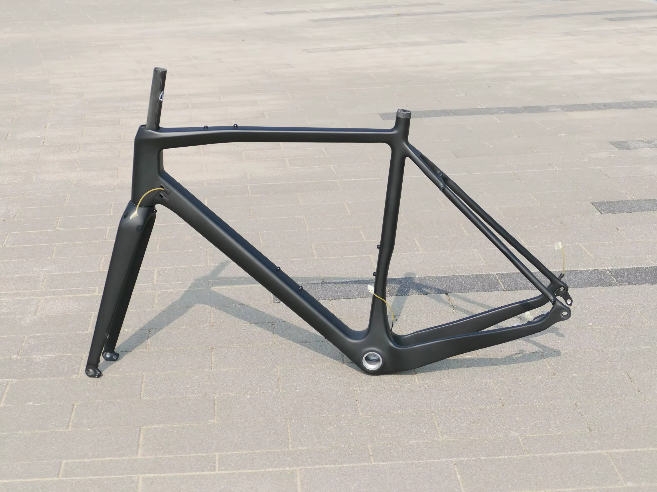 ** Nouveau cadre de gravier et fourche à montage plat pour vélo