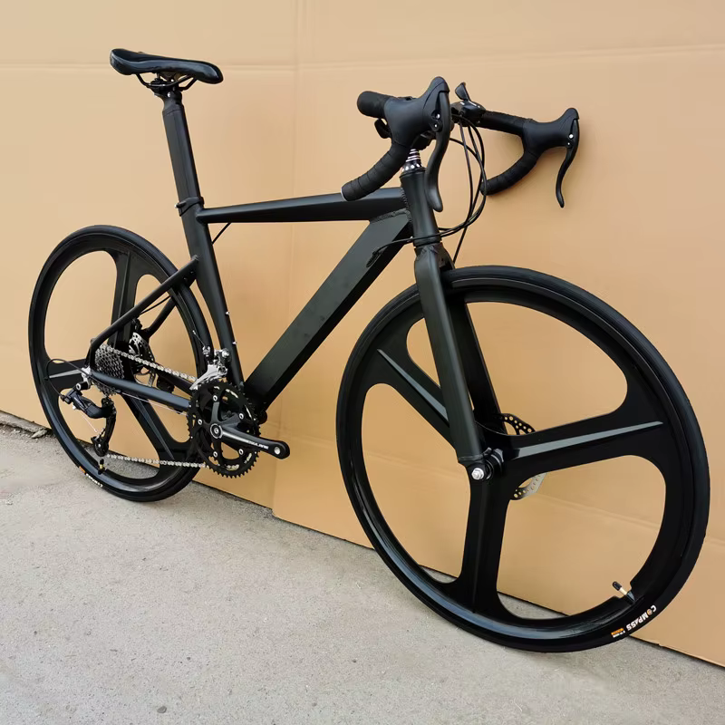 Vélo de route coupe-vent avec cadre en alliage d'aluminium