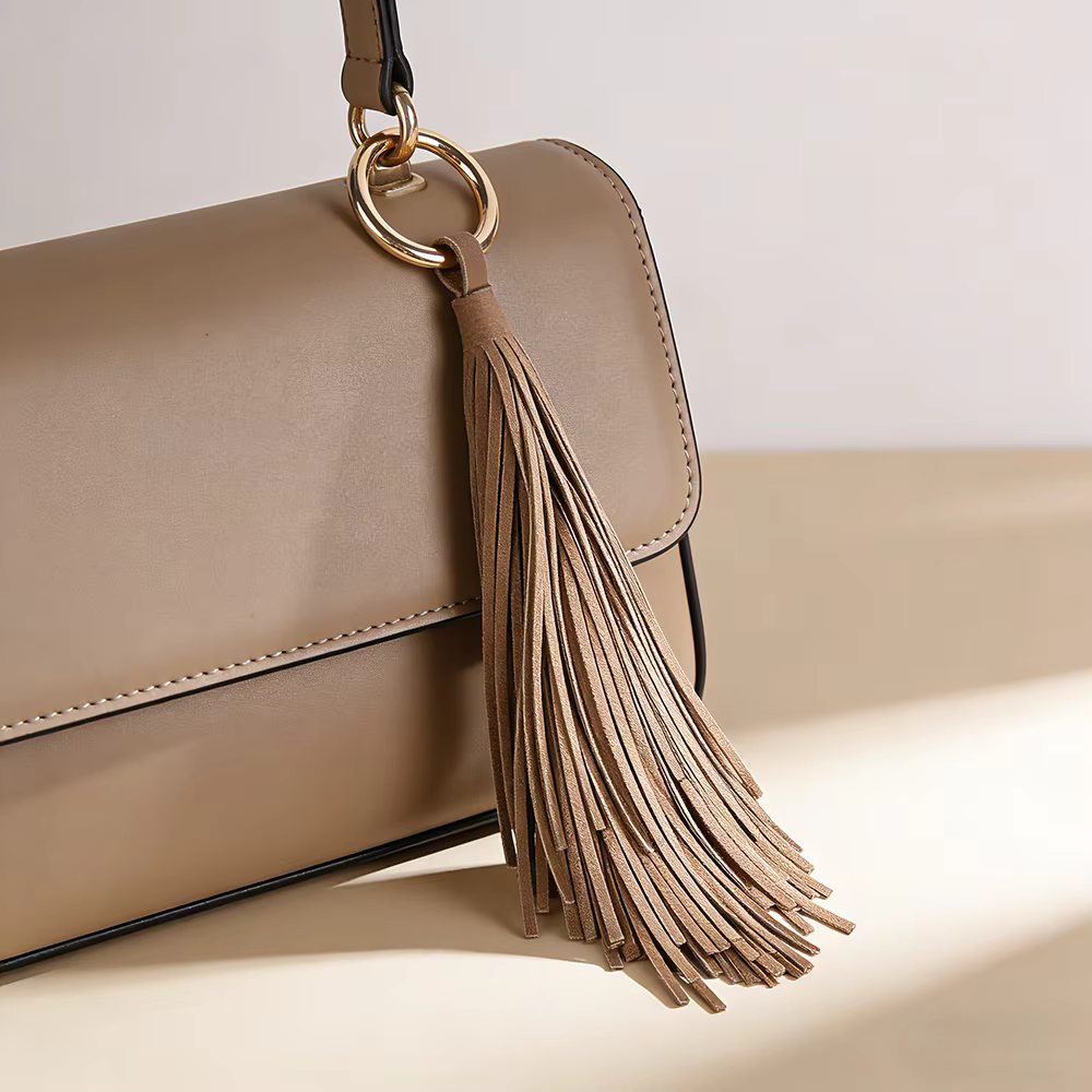 Porte-clés de luxe en cuir souple avec pompon, élégant pendentif de sac, accessoire de clé de voiture, bijou pour femme et fille, cadeau 