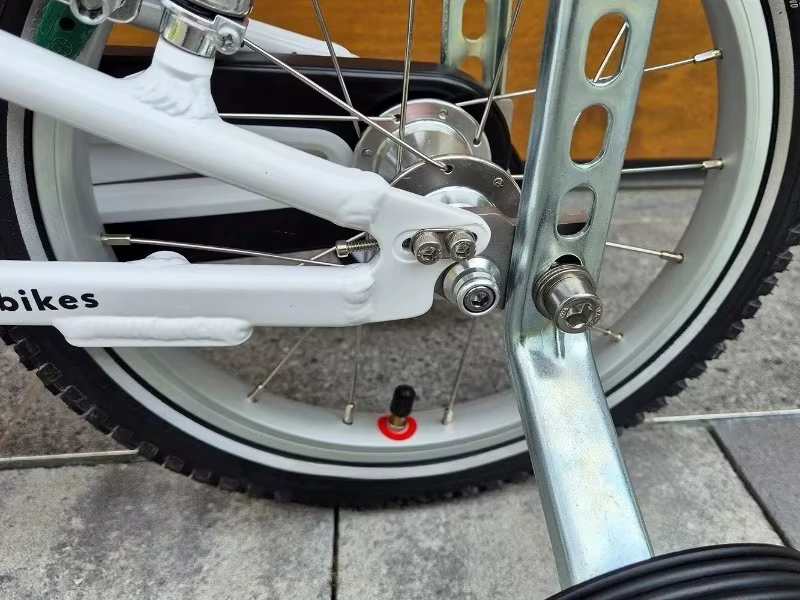 Support d'adaptation avec roues d'entraînement latérales pour vélo d'enfant Woom 2
