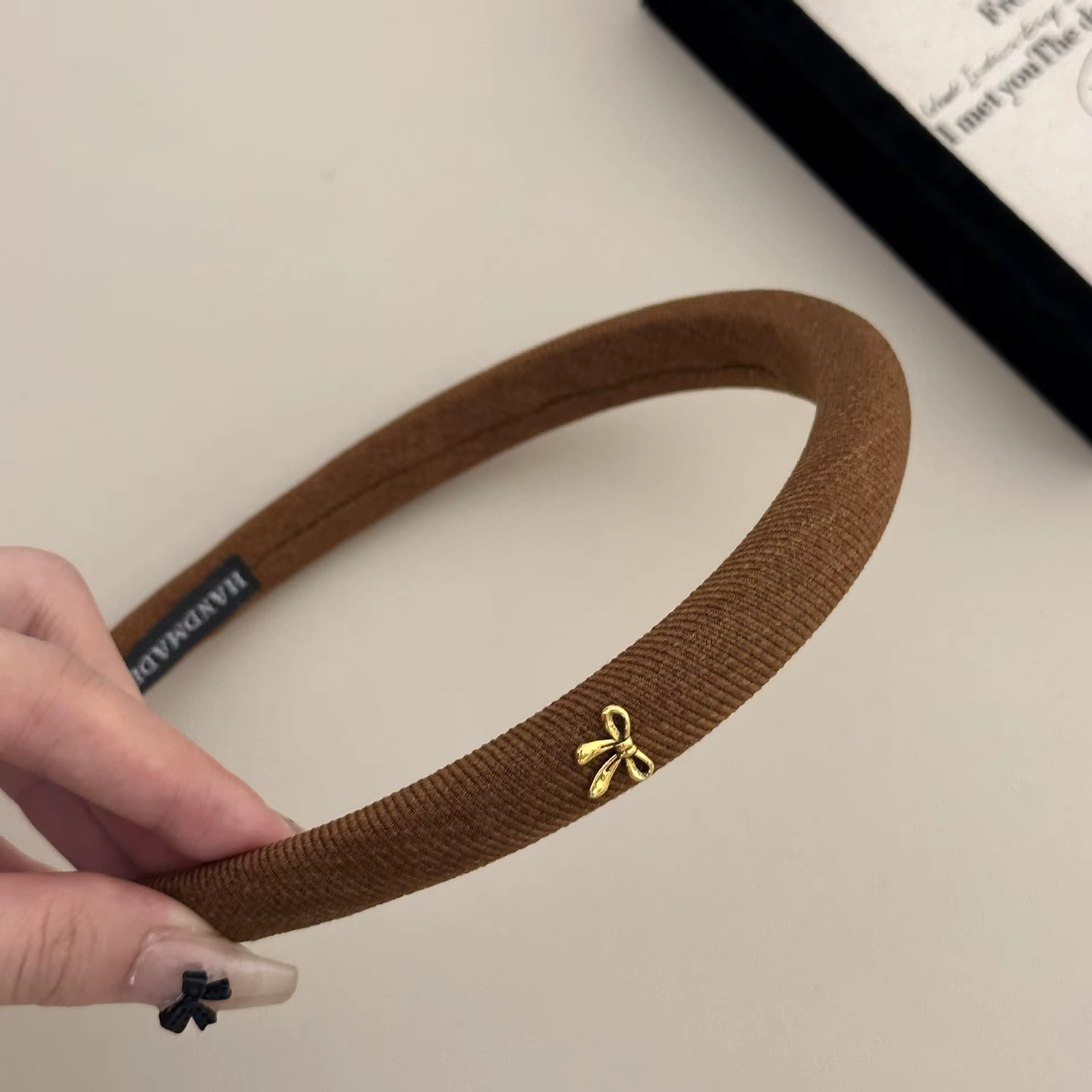 Un bandeau à nœud simple et rétro, un accessoire pour cheveux haut de gamme et polyvalent pour le haut de la tête