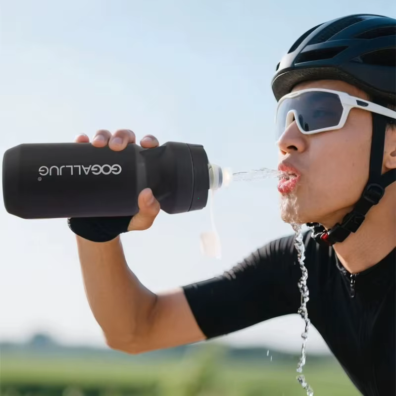 Bouteille d'eau en plastique pour vélo de route