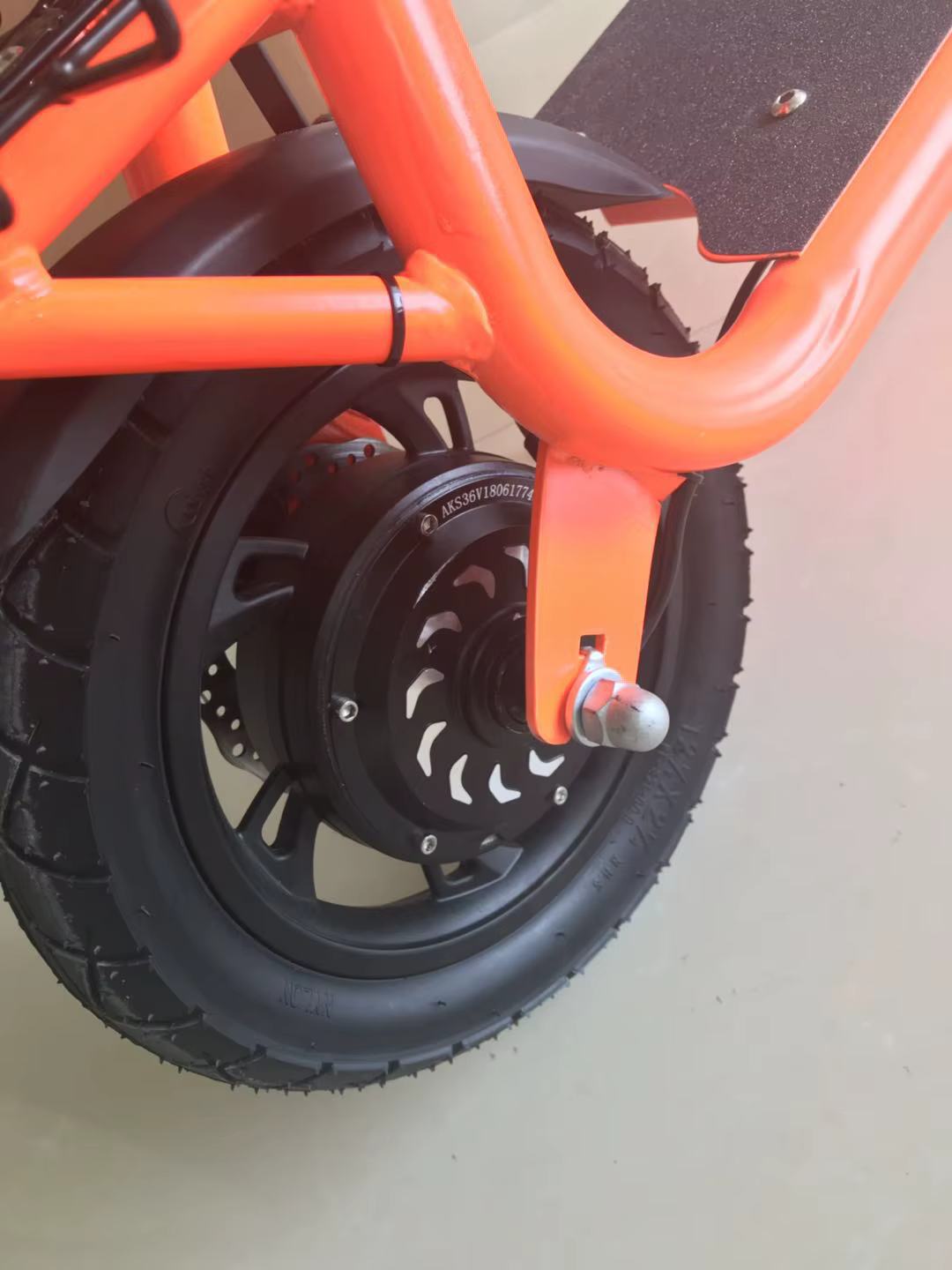 Roue arrière de Scooter de moteur de moyeu sans engrenage sans brosse de 12 pouces avec pneu 36V350W 48V500W