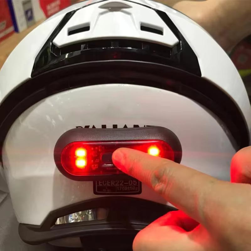 Feu arrière de casque rechargeable à 4 lampes