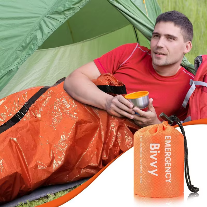 Sac de couchage d'urgence, couverture de survie, sac de bivouac thermique en Mylar, abri léger, imperméable et portable pour le camping et la randonnée