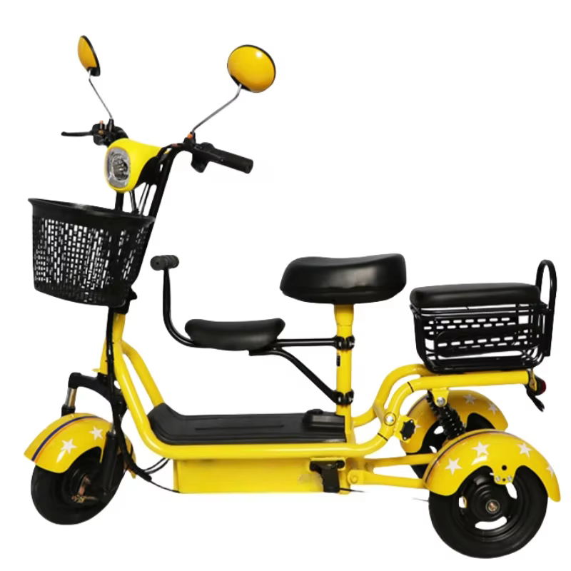 Trottinette électrique de banlieue jaune légère à 3 roues avec 2 sièges et paniers pour femme