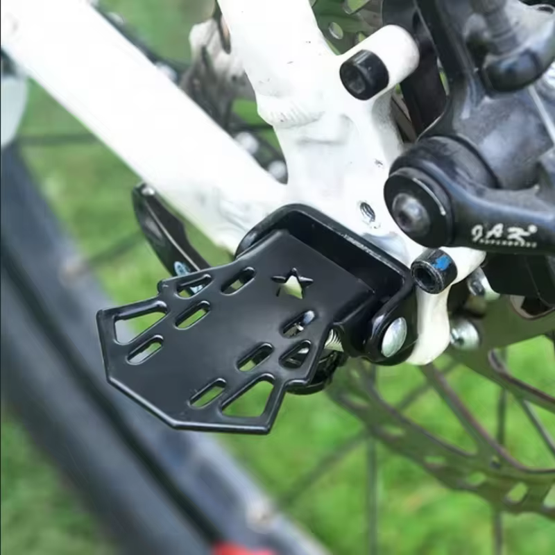 Une paire de repose-pieds de siège arrière de vélo vtt