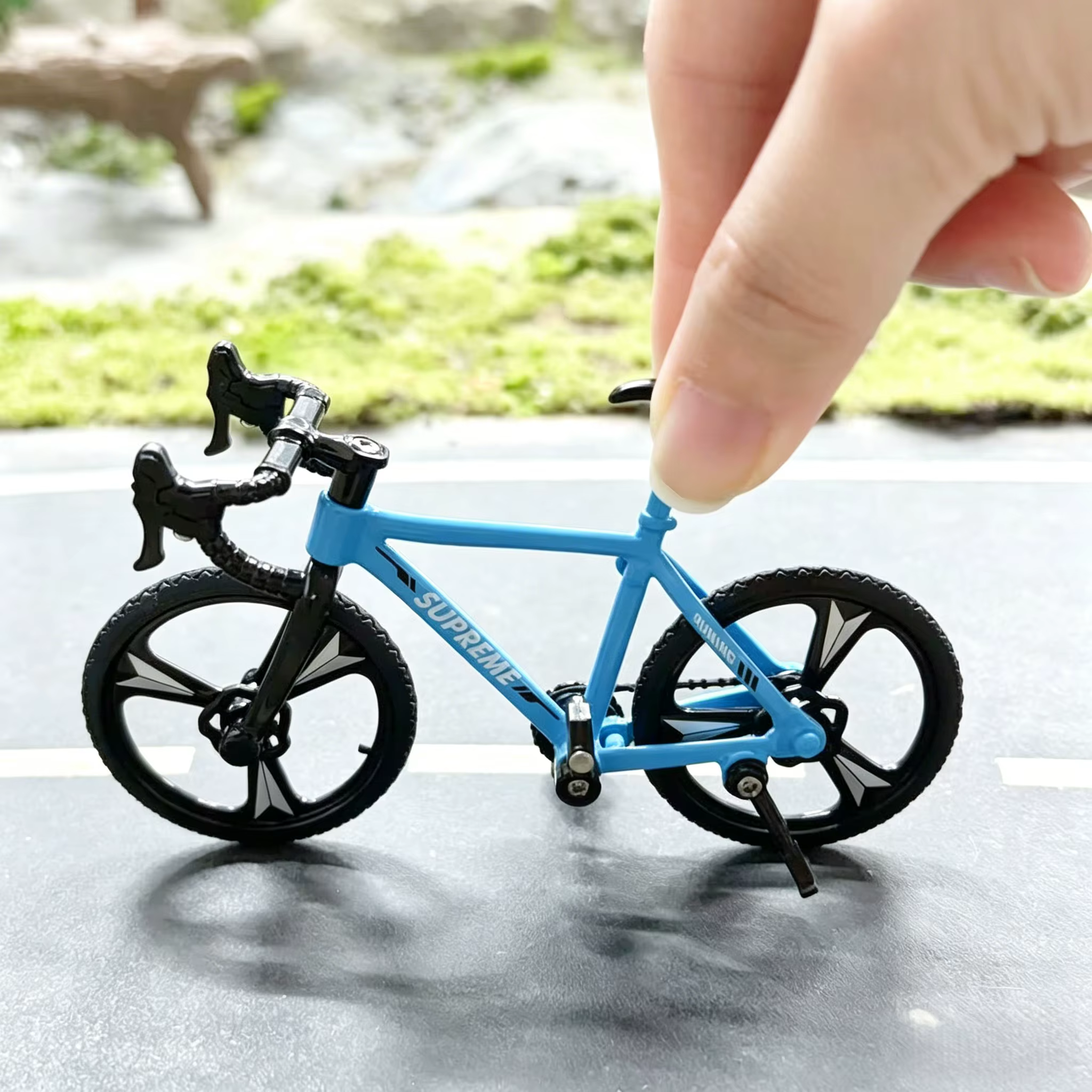Mini modèle de vélo en alliage - Vélos de montagne et de route en plusieurs couleurs, jouet créatif pour les 14 ans et plus