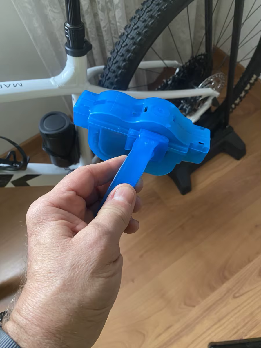 "Nettoyant de chaîne de vélo : élimine la poussière et la graisse des surfaces sans effort