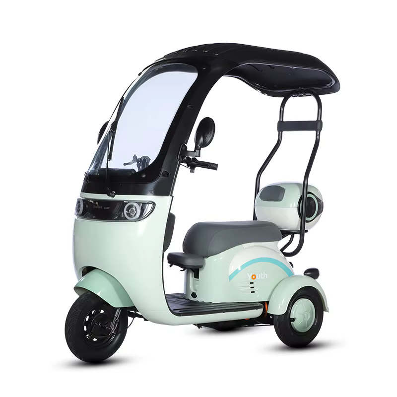 Tricycle électrique avec hangar 3 lieux pour passagers