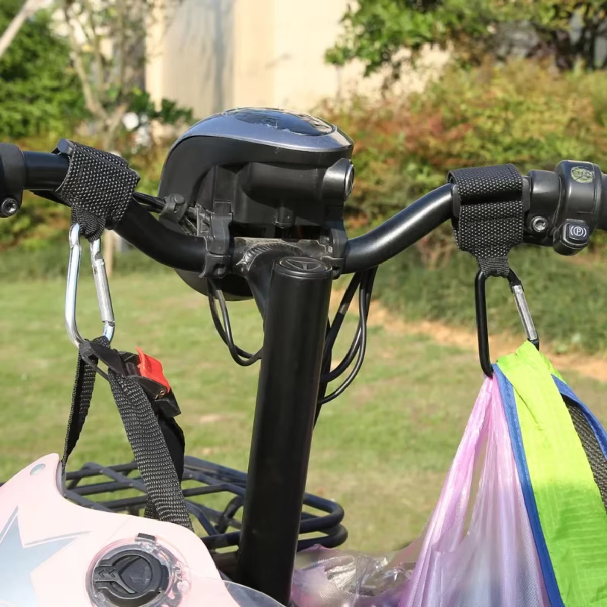 Crochet de suspension pour moto avec crochets de verrouillage pour autocycles