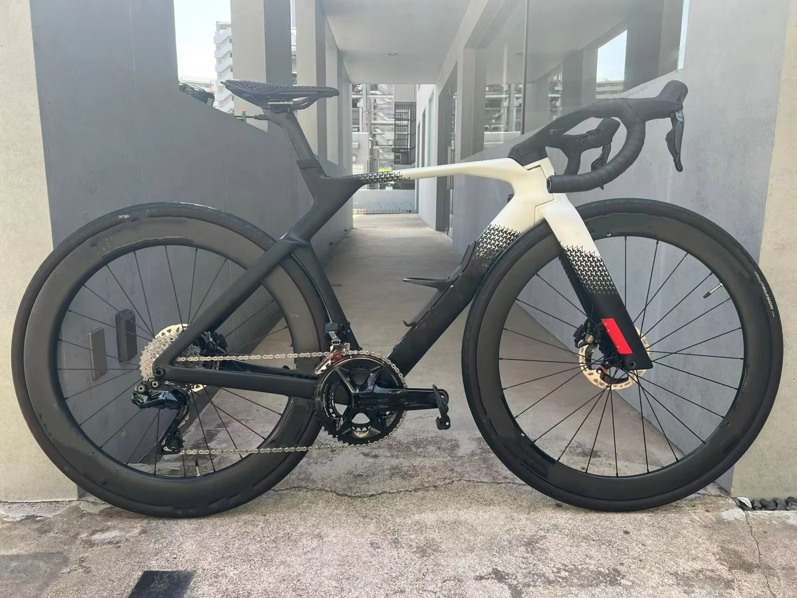 Nouveau cadre de vélo de route en carbone Y1RS 2026 avec guidon aile de mouette, passage de câbles entièrement interne, cadre complet en carbone pour vélo de route polyvalent 700C