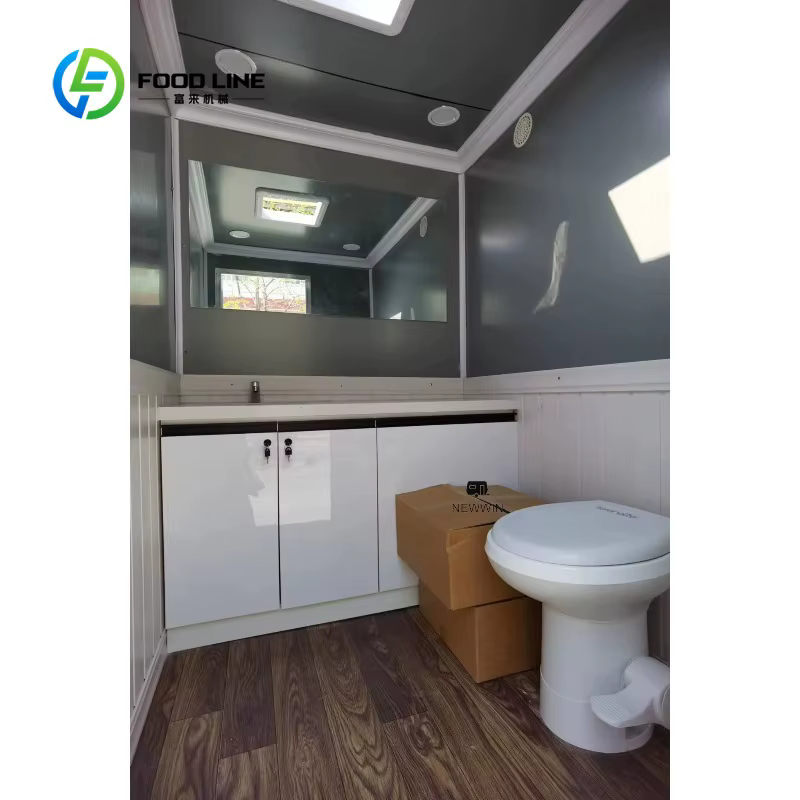 Cabine de douche et toilettes extérieures de luxe sur mesure avec porte coulissante, remorque intégrée portable pour camping et événements en plein air