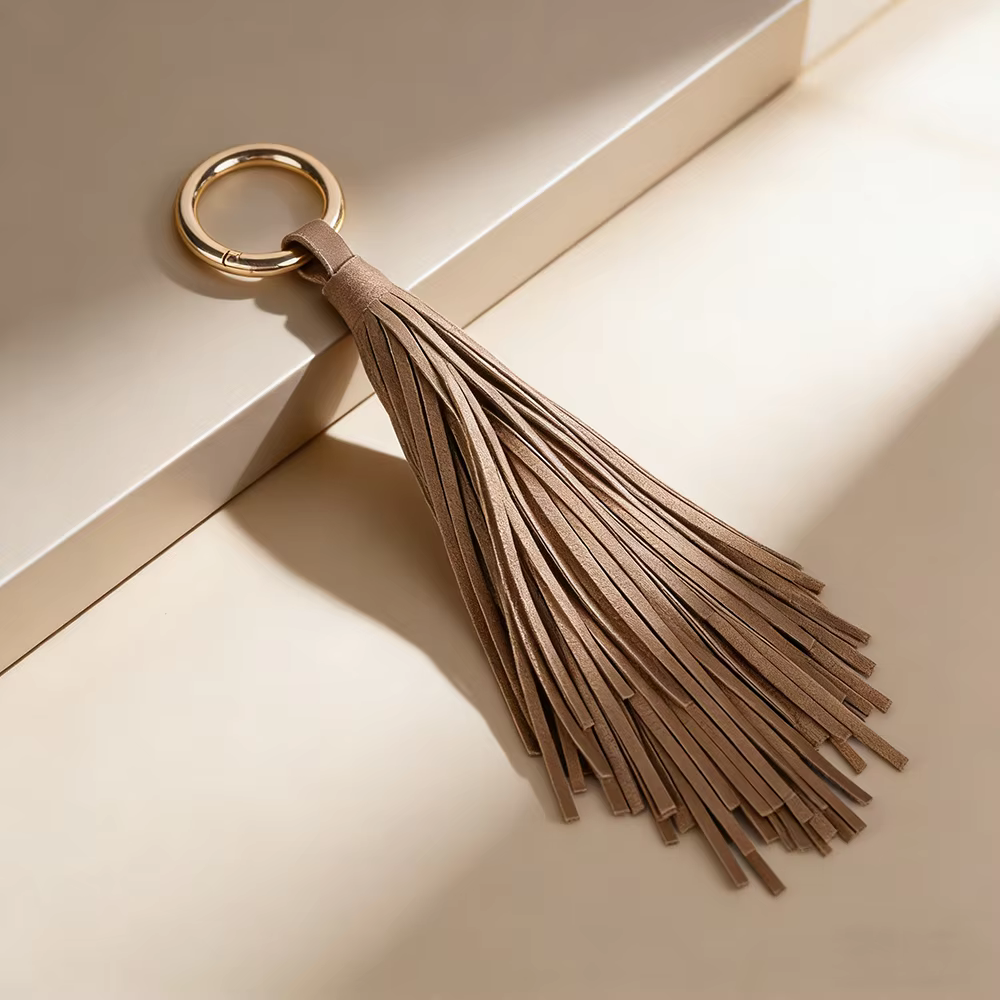 Porte-clés de luxe en cuir souple avec pompon, élégant pendentif de sac, accessoire de clé de voiture, bijou pour femme et fille, cadeau 
