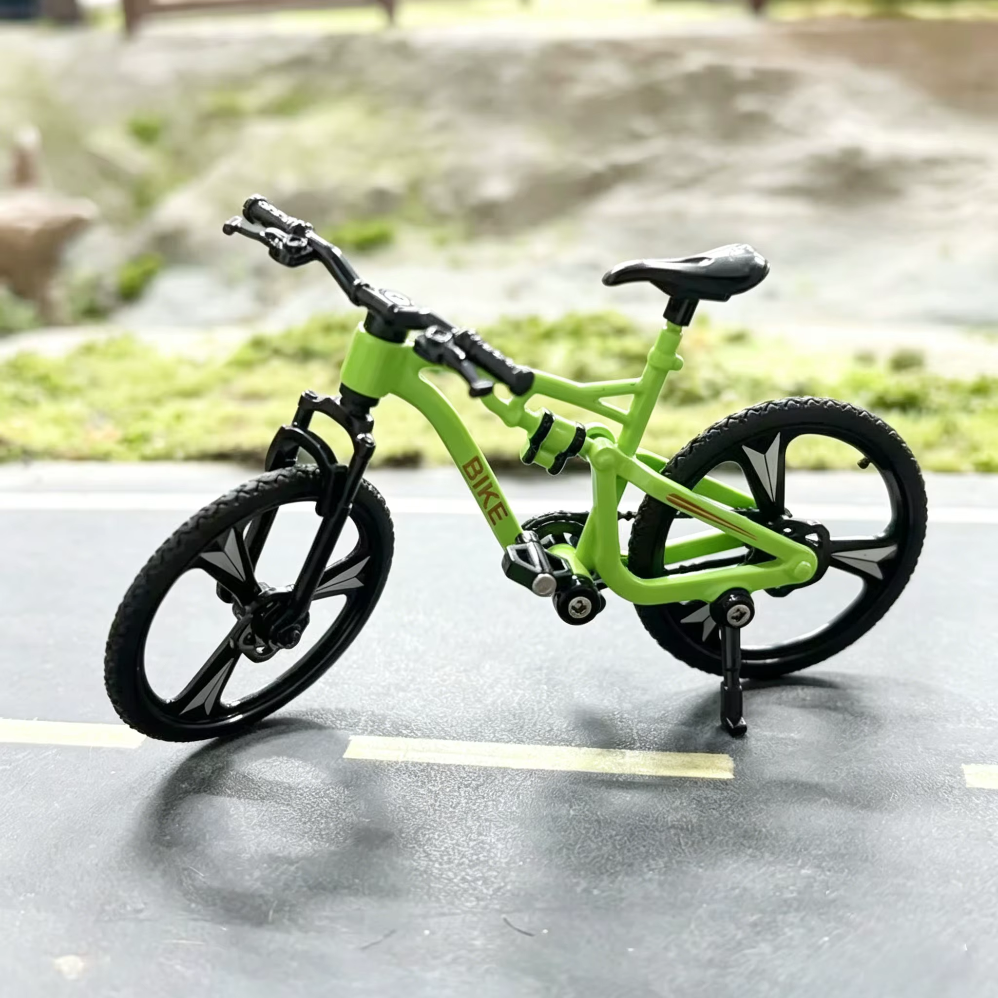 Mini modèle de vélo en alliage - Vélos de montagne et de route en plusieurs couleurs, jouet créatif pour les 14 ans et plus
