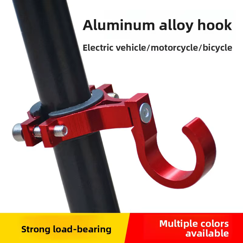Le guidon du vélo est en alliage d'aluminium et peut être ajusté en angle. Il existe des crochets fixes pour transporter des sacs.