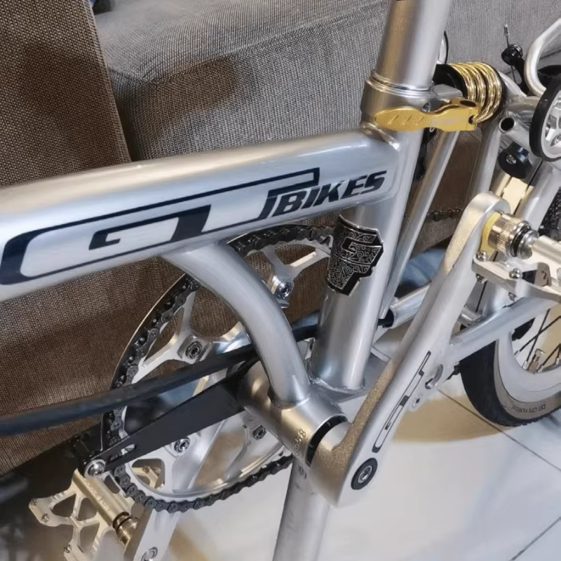 Un ensemble de 14 autocollants créatifs pour casques de vélo