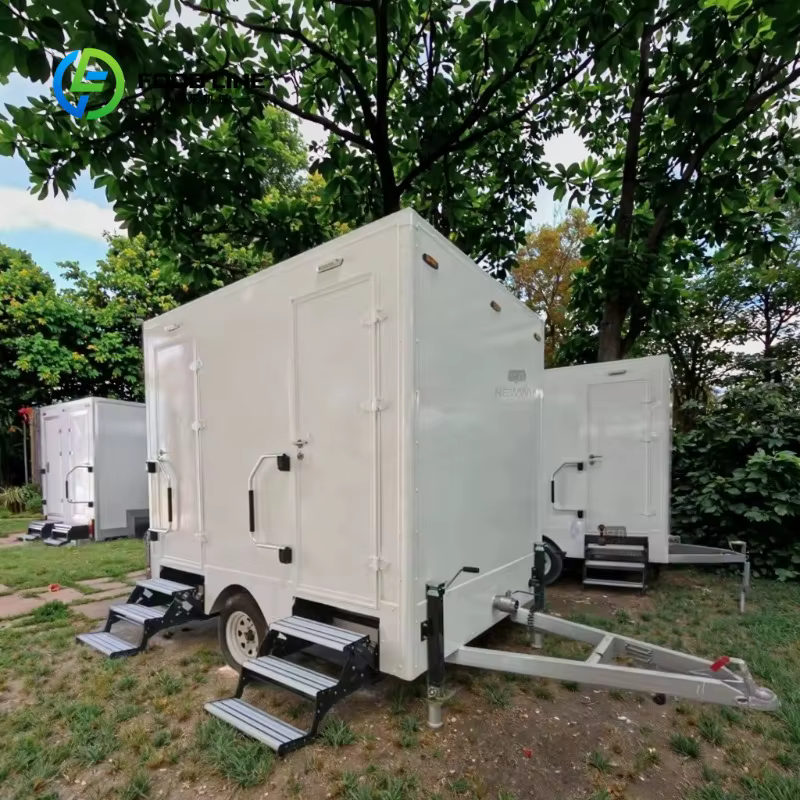 Cabine de douche et toilettes extérieures de luxe sur mesure avec porte coulissante, remorque intégrée portable pour camping et événements en plein air