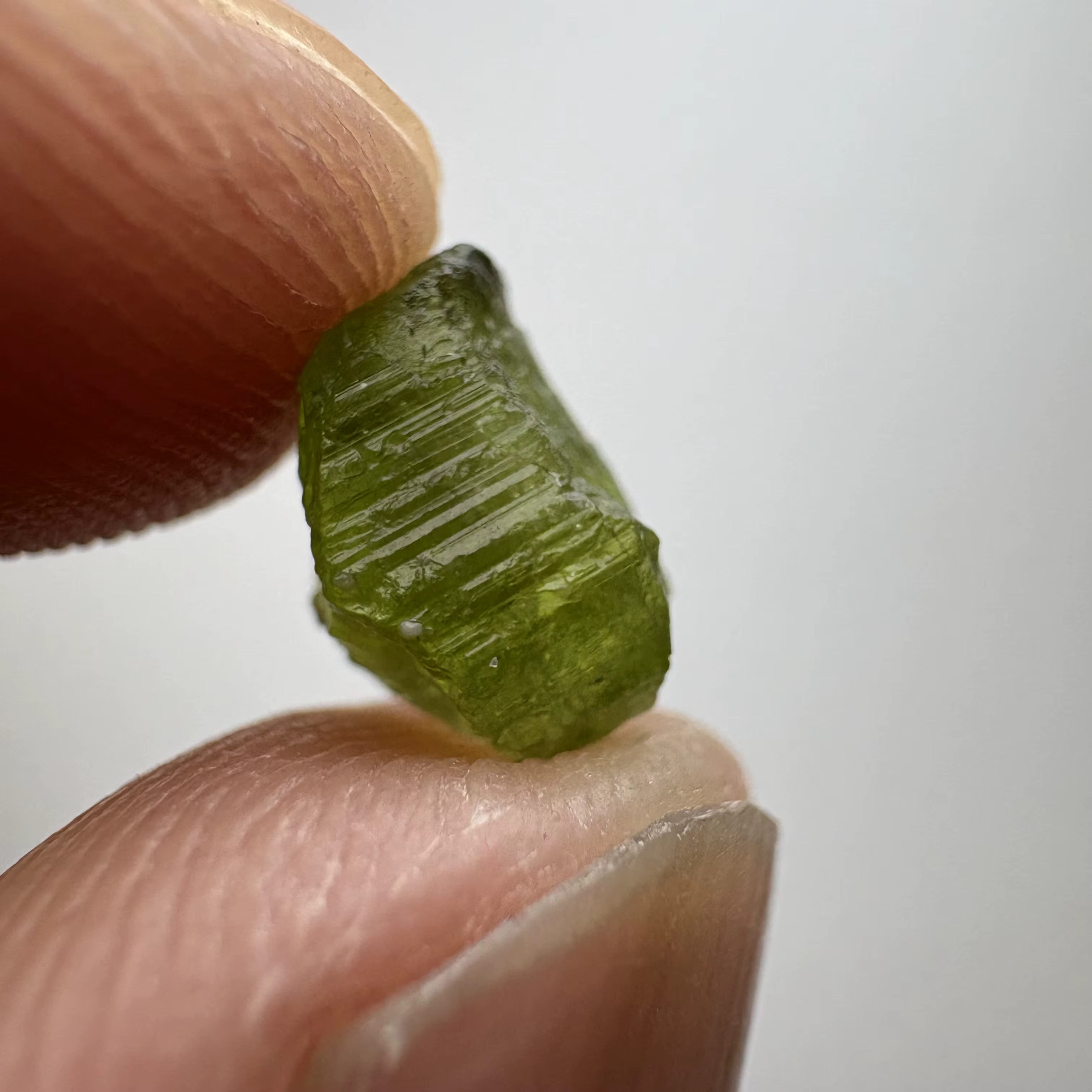 Pierres concassées de tourmaline rouge naturelle, tourmaline bleue, tourmaline verte, tourmaline pastèque. 10g par commande. Les couleurs sont aléatoires