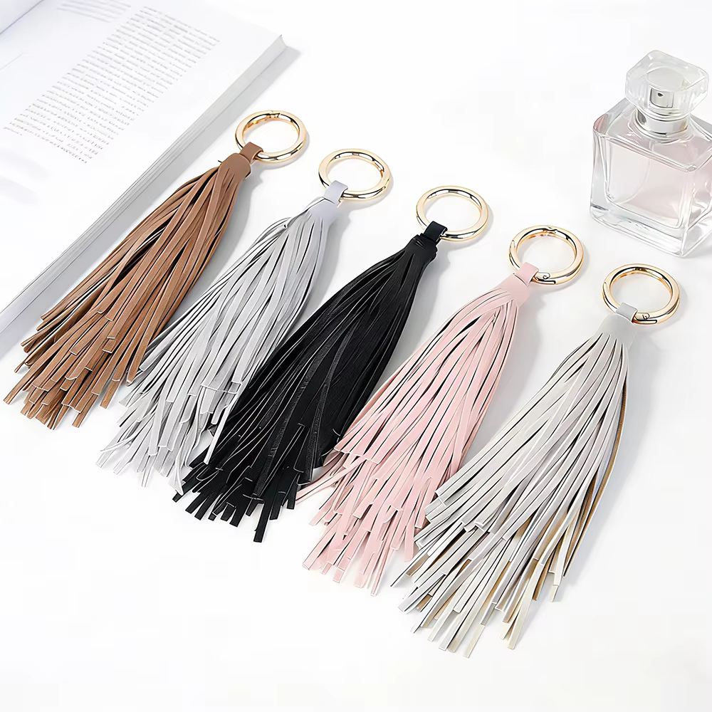 Porte-clés de luxe en cuir souple avec pompon, élégant pendentif de sac, accessoire de clé de voiture, bijou pour femme et fille, cadeau 