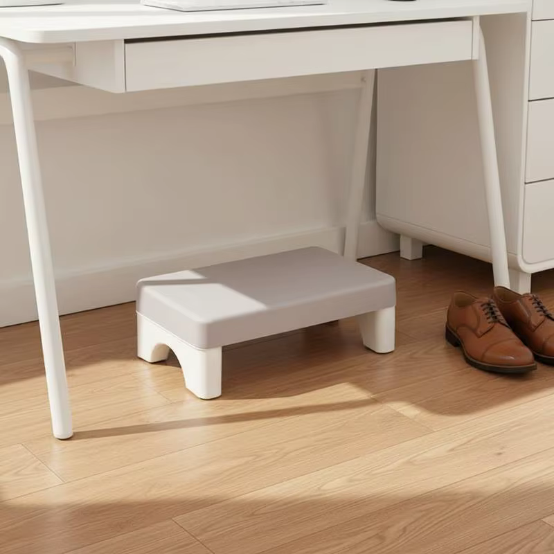 Repose-pieds ergonomique en PP pour bureau, s'adapte à l'utilisation sous le bureau, au canapé, à l'étude, confortable et peu encombrant.