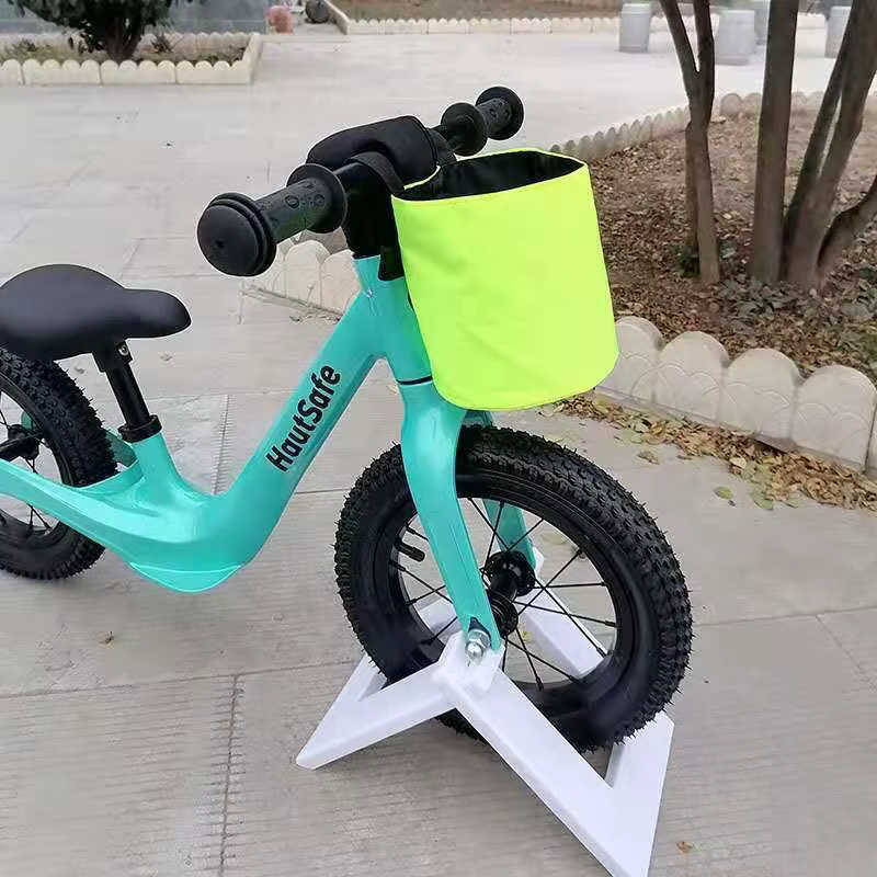Support de stationnement et de présentation pour trottinettes et vélos d'enfants