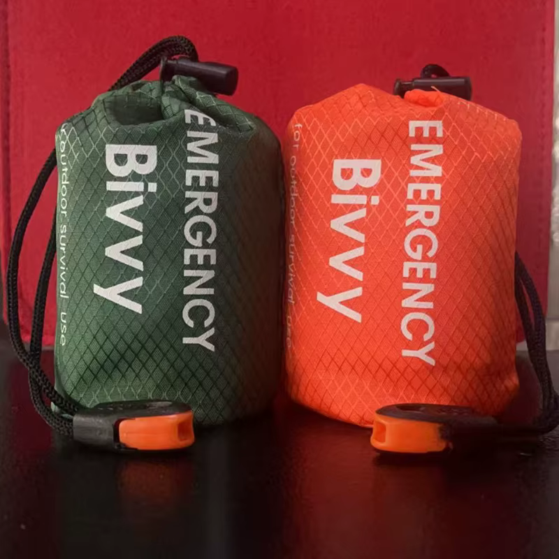 Sac de couchage d'urgence, couverture de survie, sac de bivouac thermique en Mylar, abri léger, imperméable et portable pour le camping et la randonnée