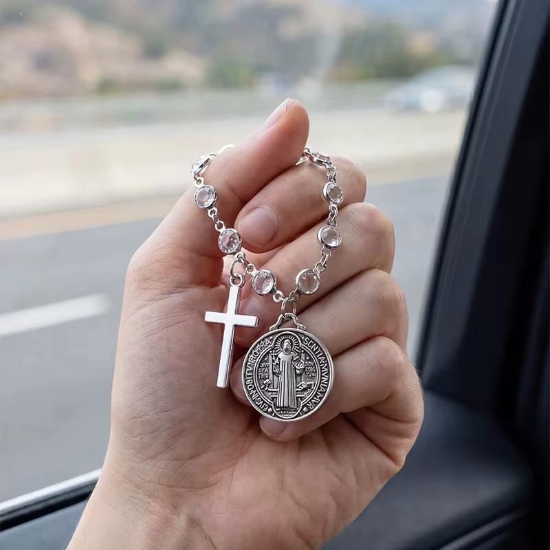 Accessoire de voiture, médaille et croix de Saint Benoît pour la décoration intérieure de voiture, pendentif de protection religieuse