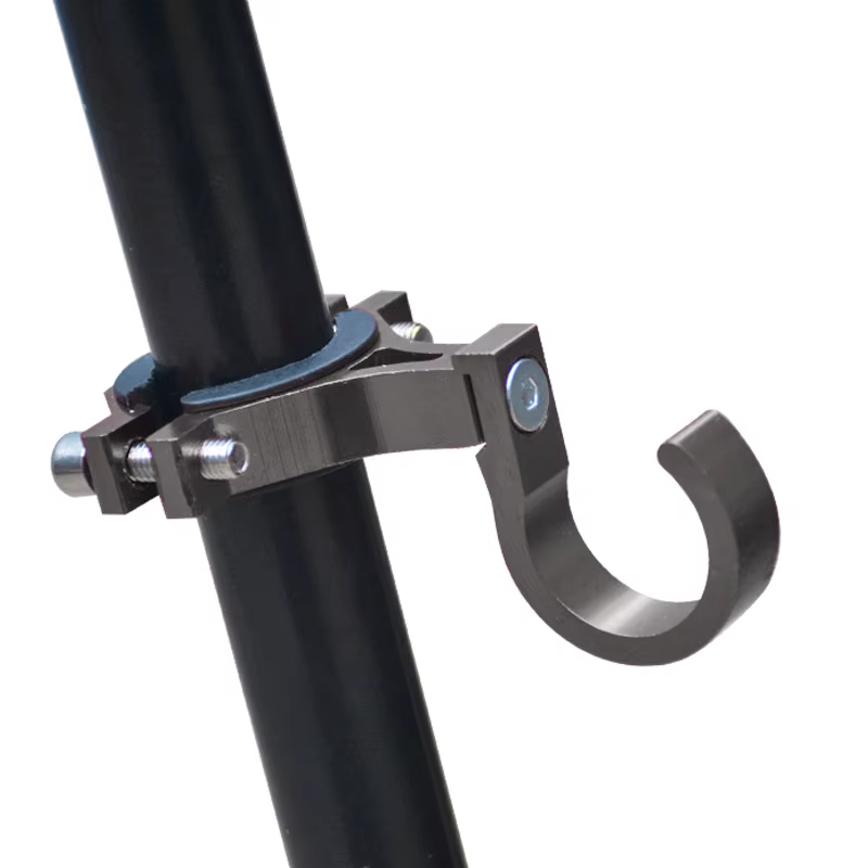 Le guidon du vélo est en alliage d'aluminium et peut être ajusté en angle. Il existe des crochets fixes pour transporter des sacs.